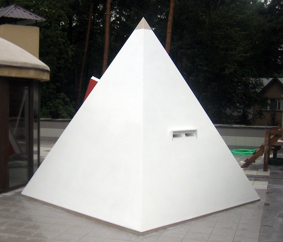 Задняя сторона пирамиды с воздуховодами