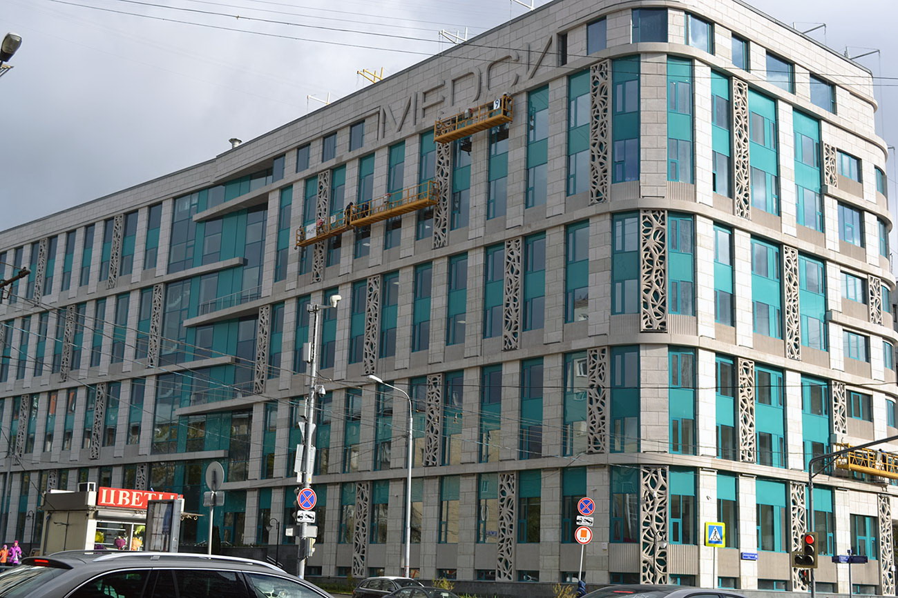 Фасадный декор здания КДЦ Медси с центрального входа